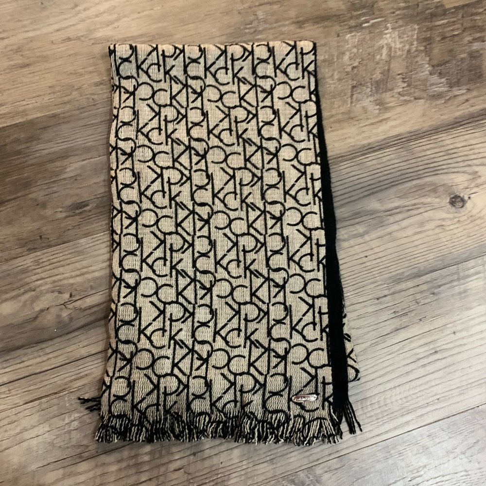 3/$15 NWOT Women’s Calvin Klein Scarf